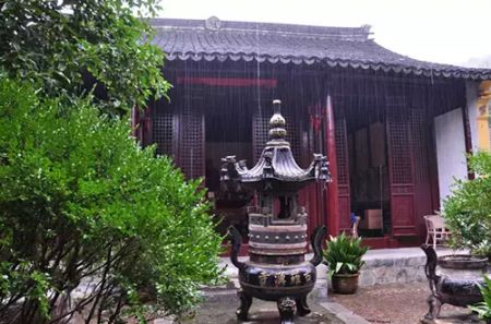 雨中古寺