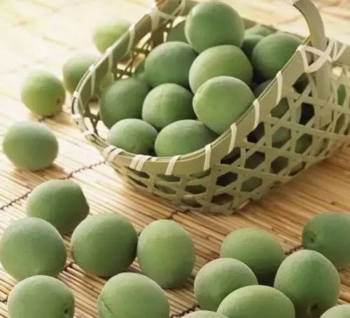 新鲜的青梅