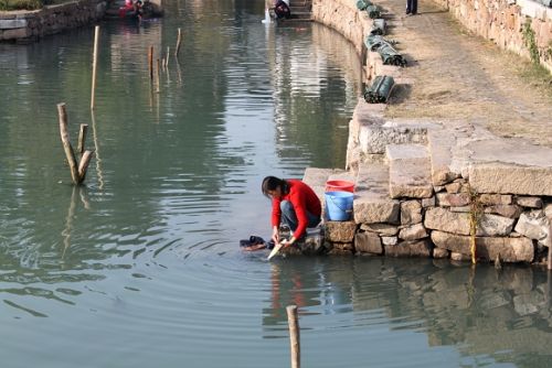 明月湾古村河边